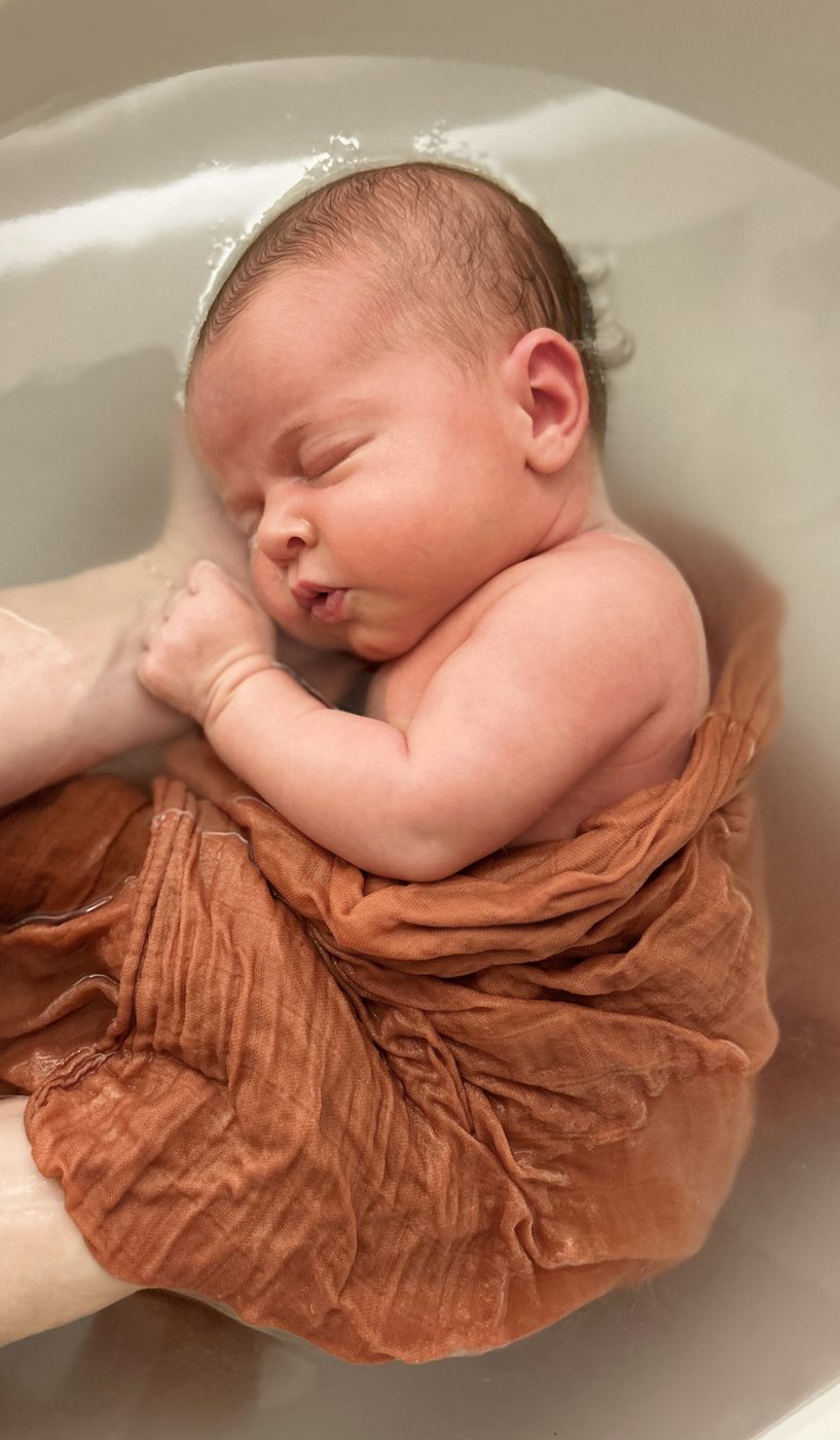Bébé enveloppé après le bain, moment de détente