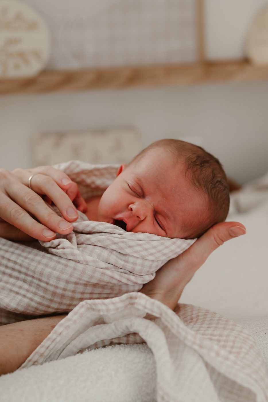 Bébé bercé dans l'eau, tout en douceur