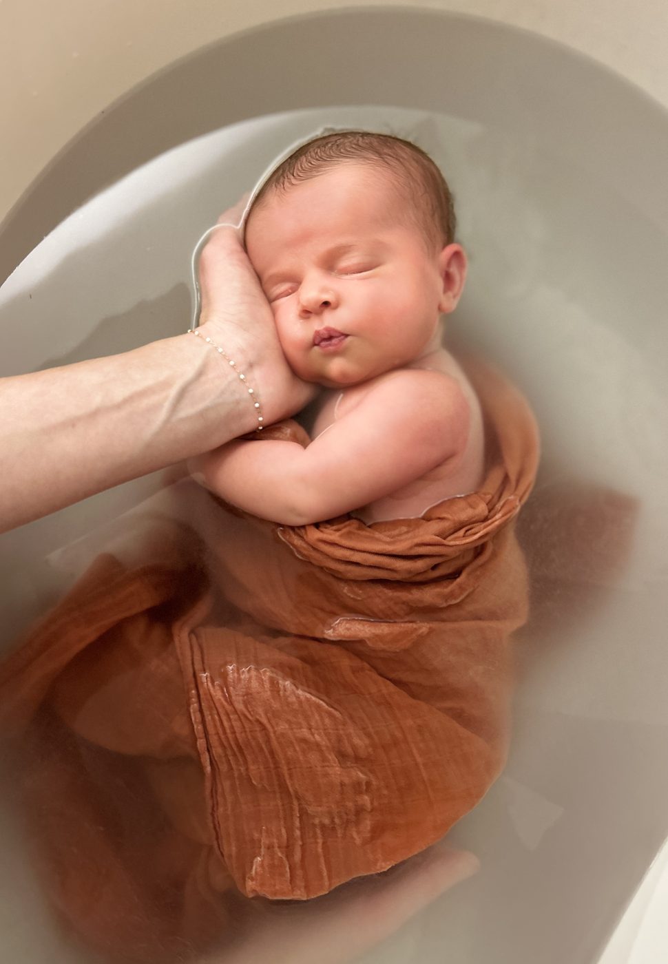 Bébé enveloppé dans un tissu doux