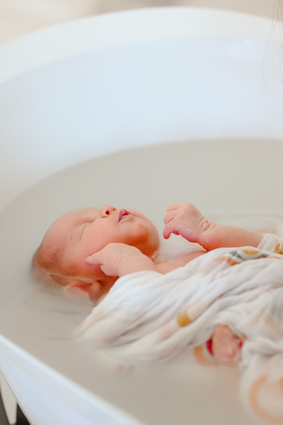 Bébé enveloppé au sortir du bain