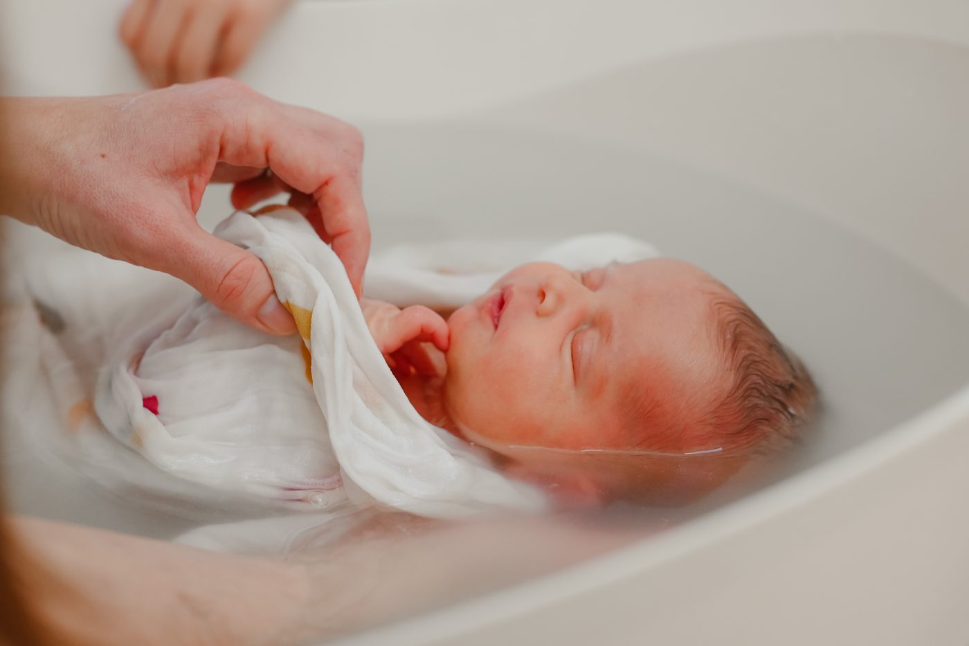 Petits pieds de bébé au bord du bain