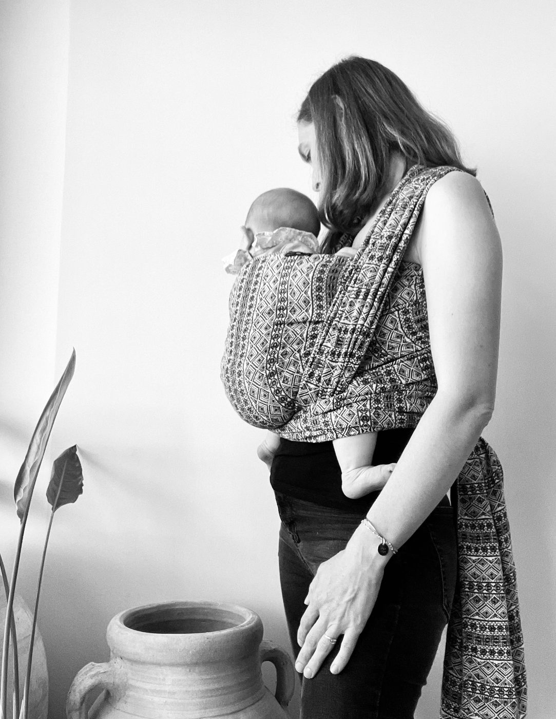 Marie et bébé, en écharpe de portage