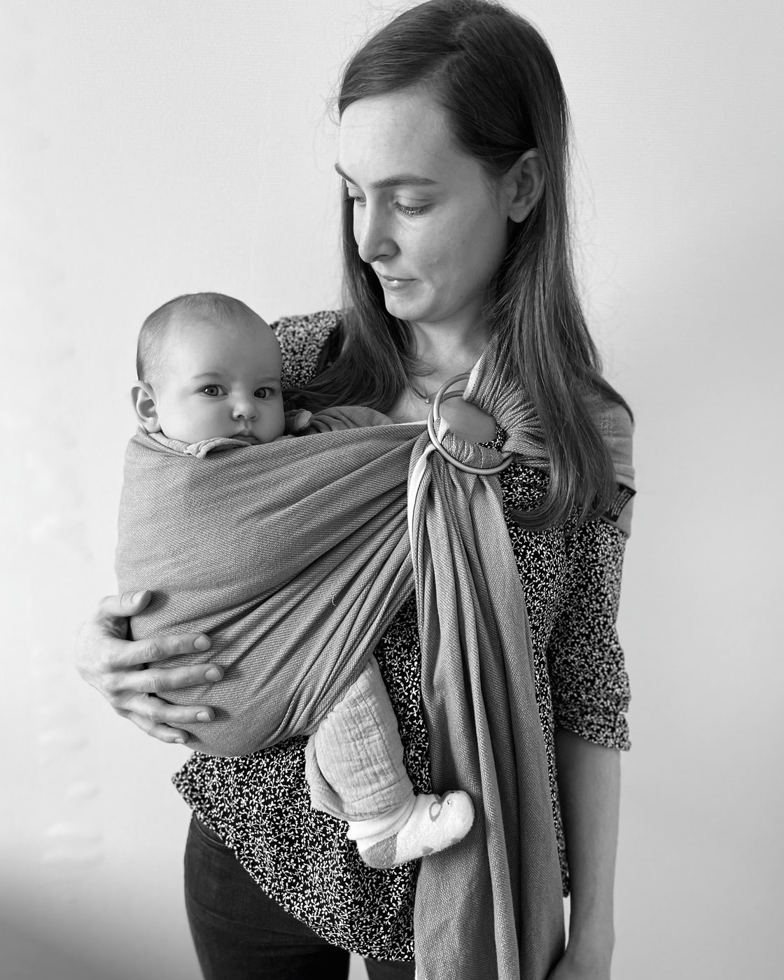 Marie portant bébé en écharpe de portage
